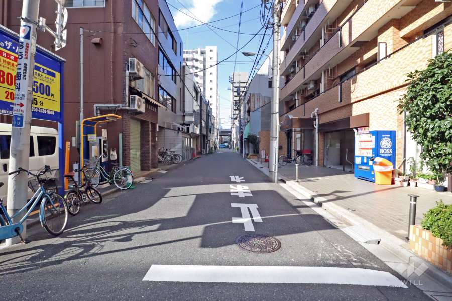 敷地南側の前面道路は「すえひろレンガ通り」です(東側から)。