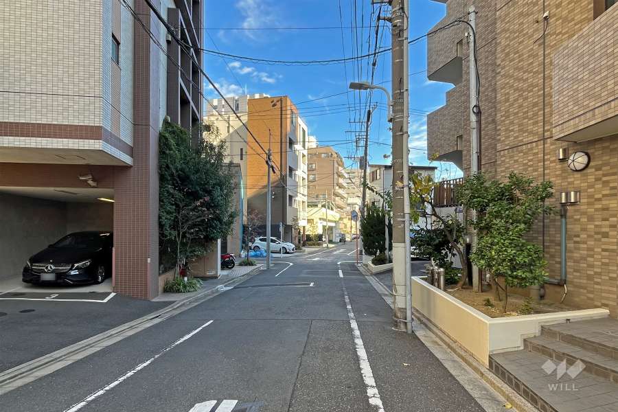 敷地の北側前面道路（西側から）