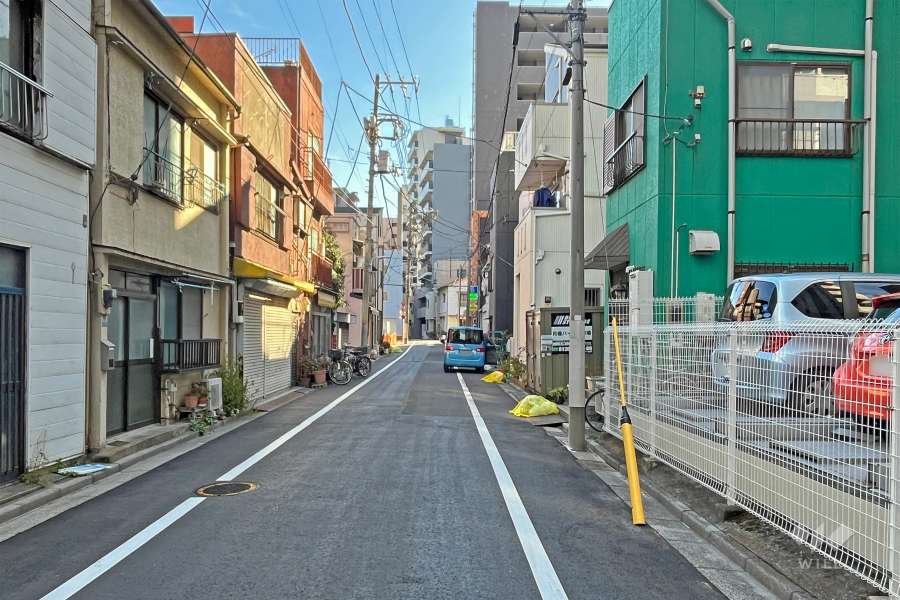 敷地の東側前面道路（北側から）