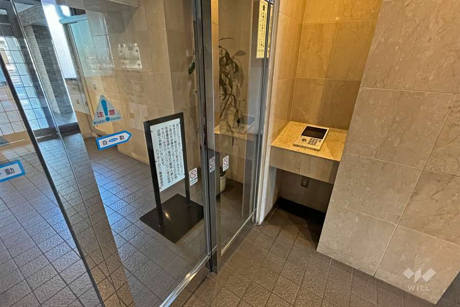 エントランスはオートロック付きです。