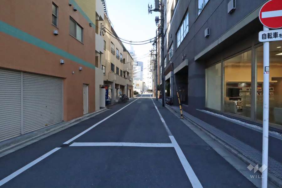 敷地南側の前面道路（東側から）