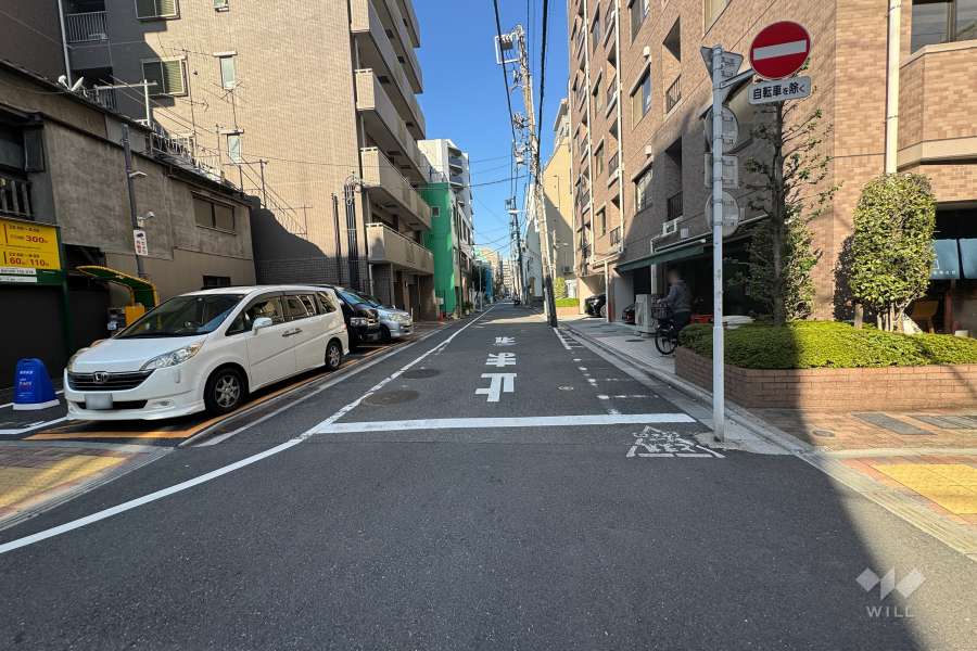 敷地東側の前面道路（南側から）