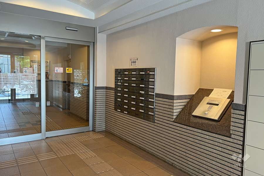 エントランスはオートロック付きです。