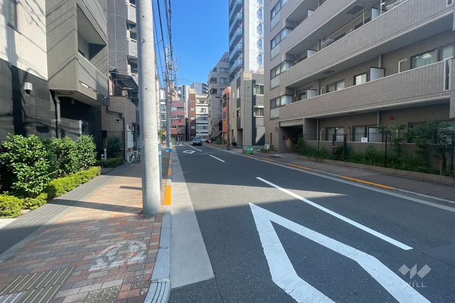 敷地西側の前面道路