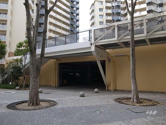 駐車場棟。屋上はプレイロットになっています。