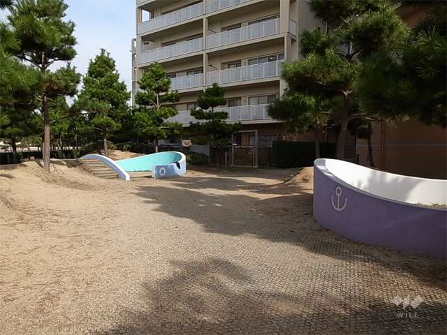 海沿いにある敷地内の広場