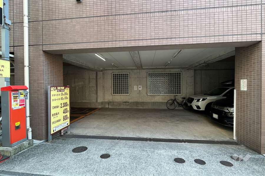 敷地内駐車場（屋内平面式、一部コインパーキング）