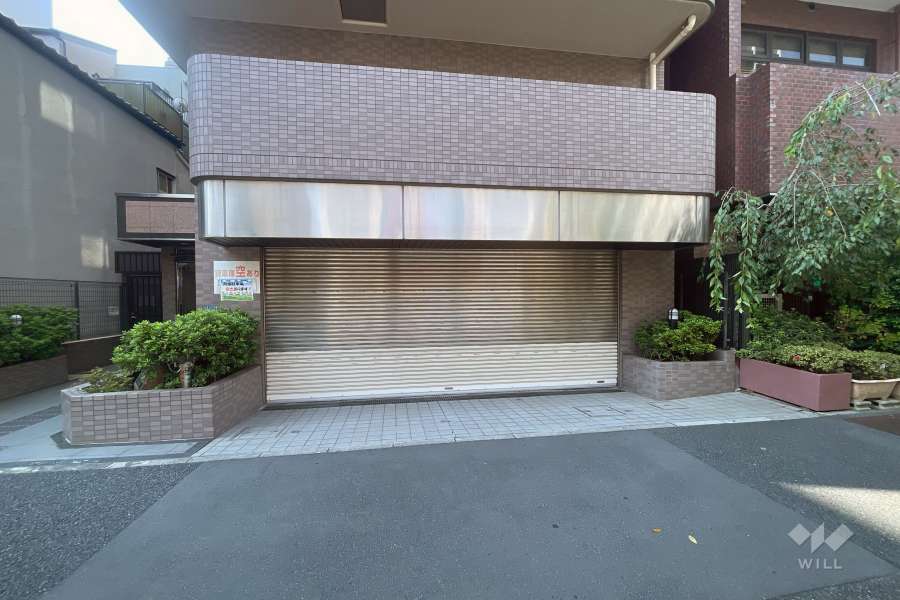 駐車場の出入り口（シャッター付き）