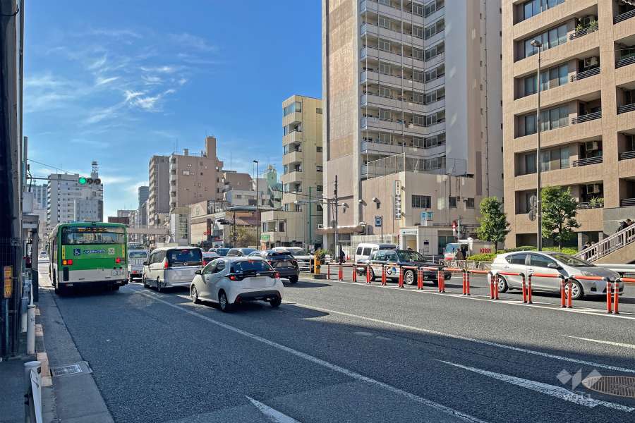 敷地の南東側前面道路（北東側から）
