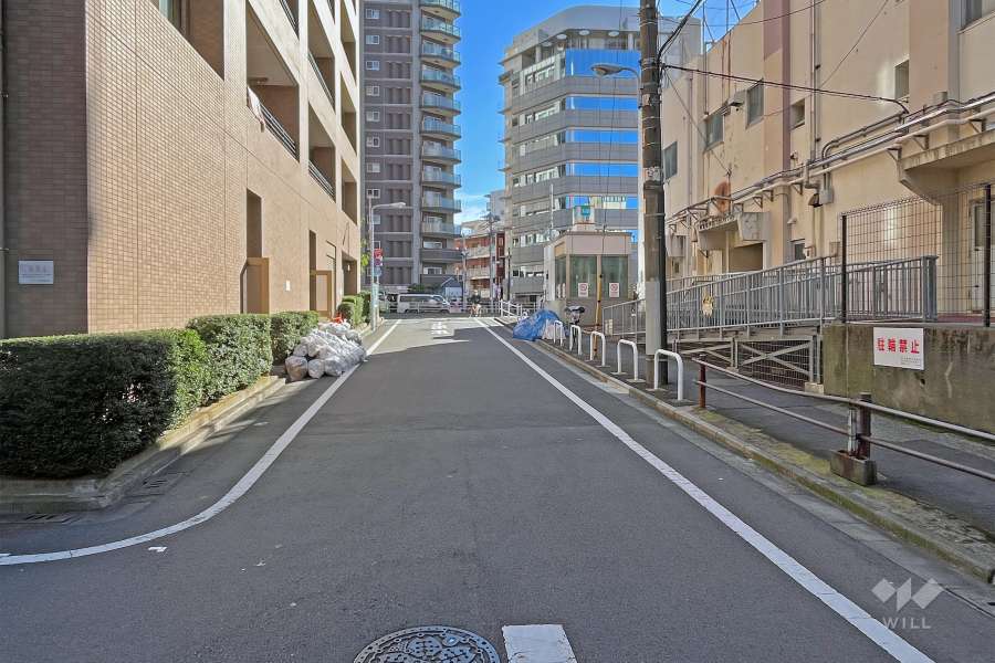 敷地の南西側前面道路（北西側から）