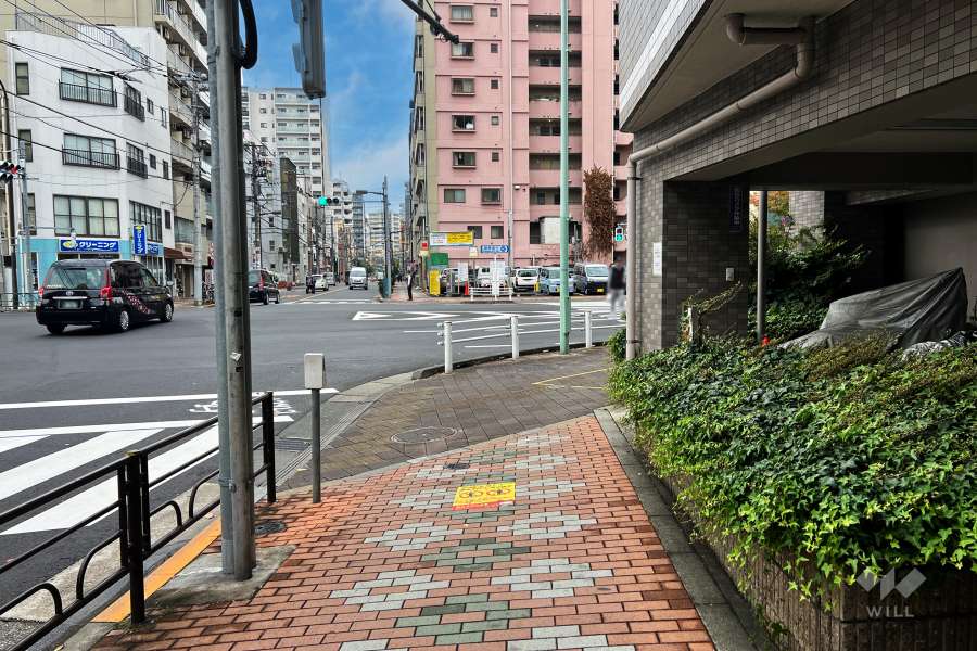敷地南側の前面道路（東側から）