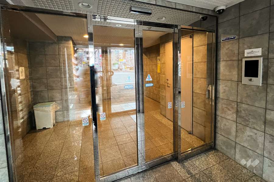 エントランスはオートロック付きです。