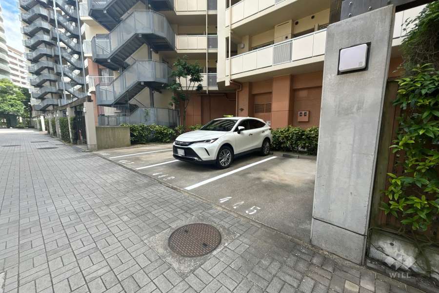 4番館前の敷地内駐車場（屋外平面式）