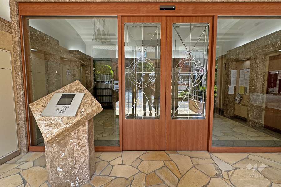 エントランスはオートロック付きです。