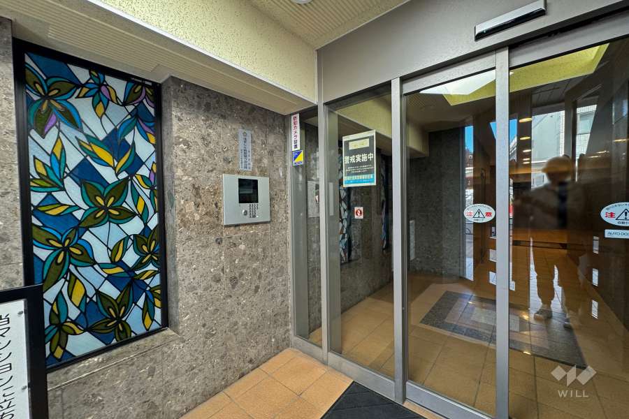 エントランスはオートロック付きです。