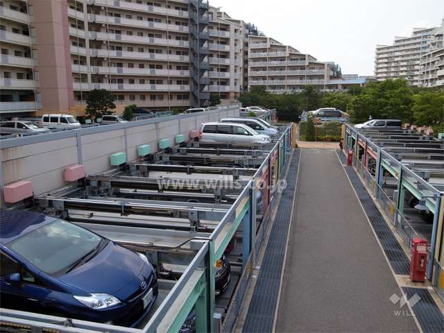 入り口にはロボットゲート付きの敷地内駐車場