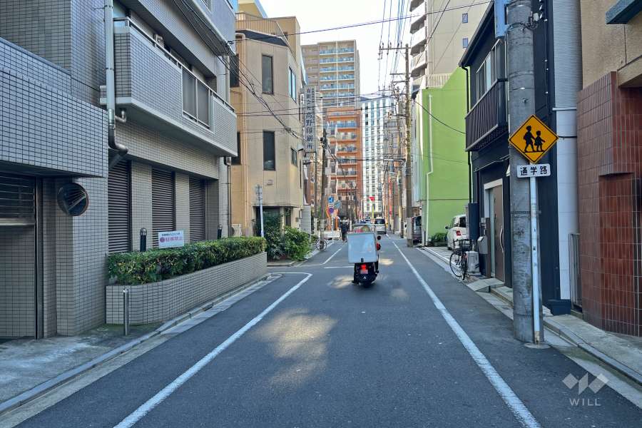 敷地北側の前面道路（東側から）
