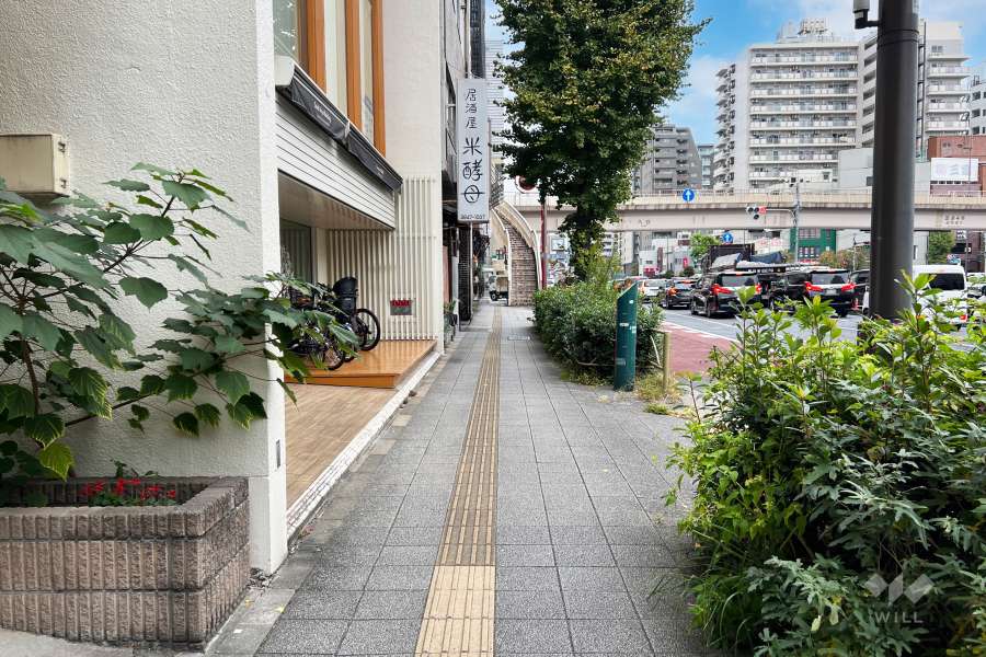 敷地の南東側前面道路（南西側から）