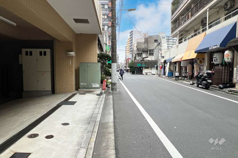 敷地の北西側前面道路（北東側から）