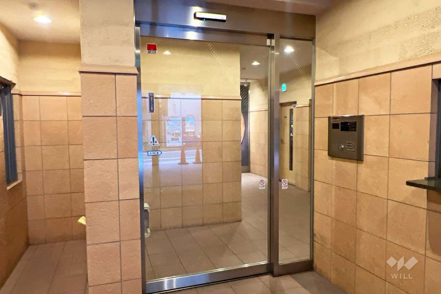 エントランスはオートロック付きです。