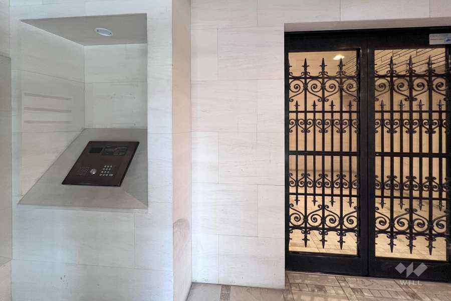 エントランスはオートロック付きです。