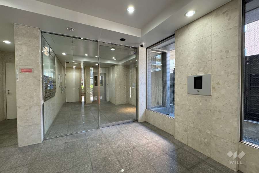 エントランスはオートロック付きです。