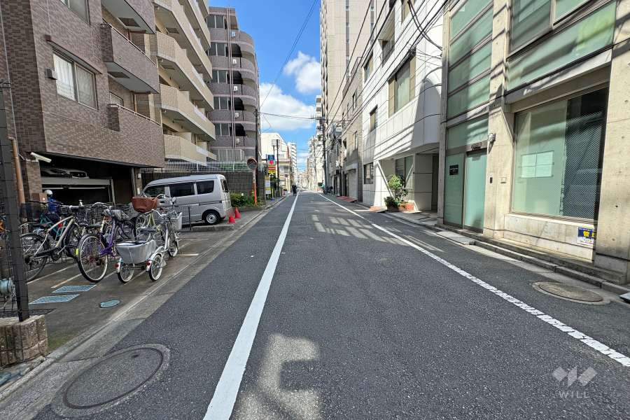 敷地北側の前面道路（東側から）