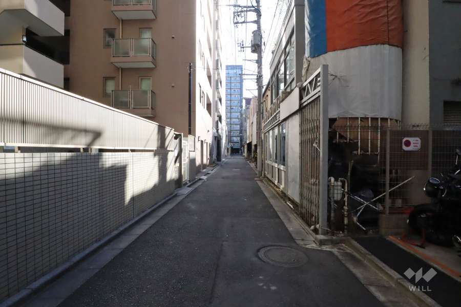 敷地西側の前面道路