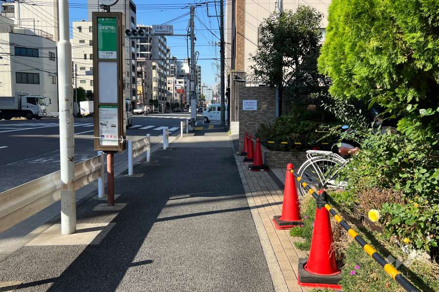 敷地の南西側前面道路（南東側から）