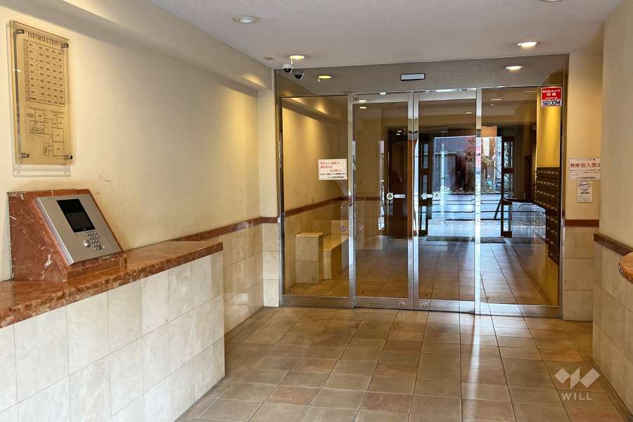 エントランスはオートロック付きです。