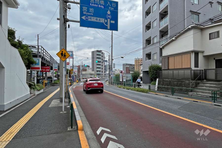 敷地北西側の前面道路（南西側から）