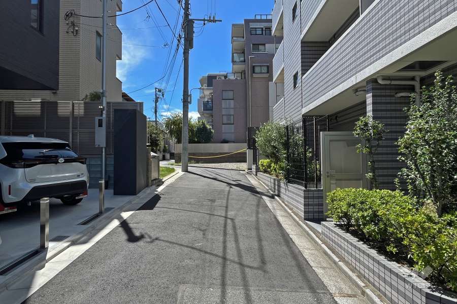 敷地南東側の前面道路（北東側から）