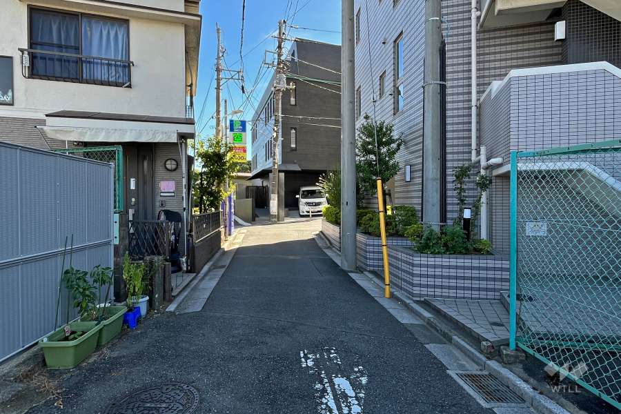 敷地北東側の前面道路（南東側から）