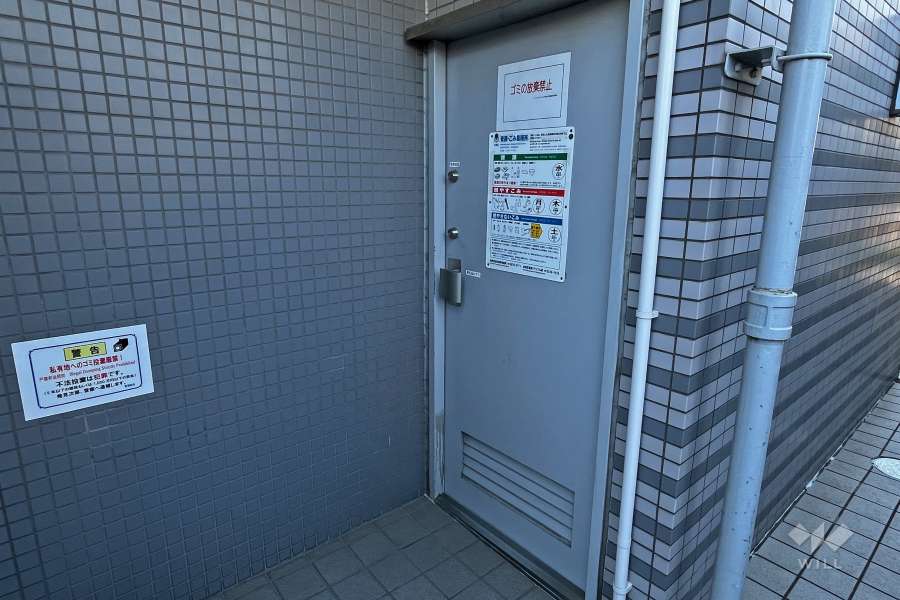 ゴミ置き場入り口