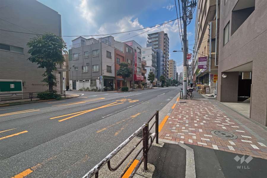 敷地の南側前面道路は金杉通りです（東側から）。