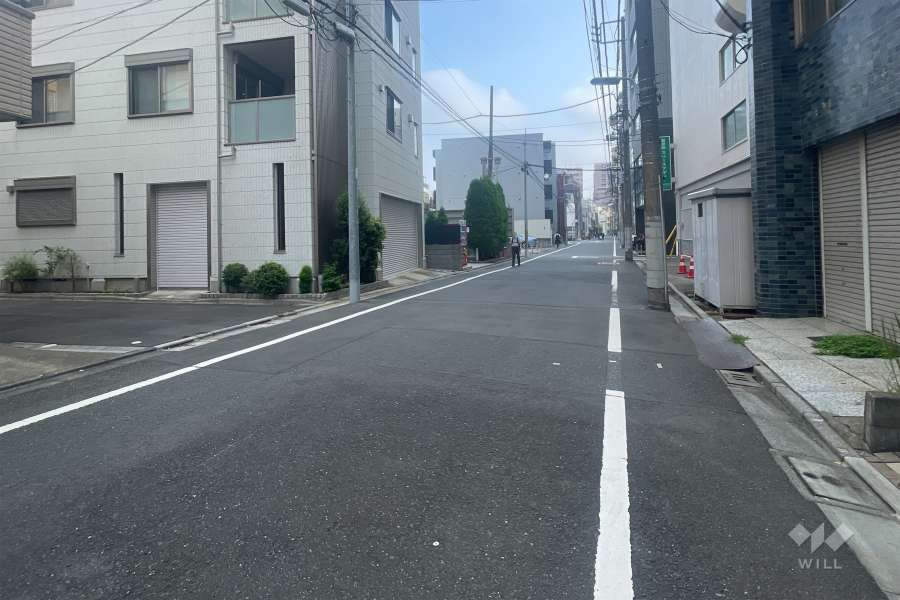 敷地の東側前面道路（南側から）