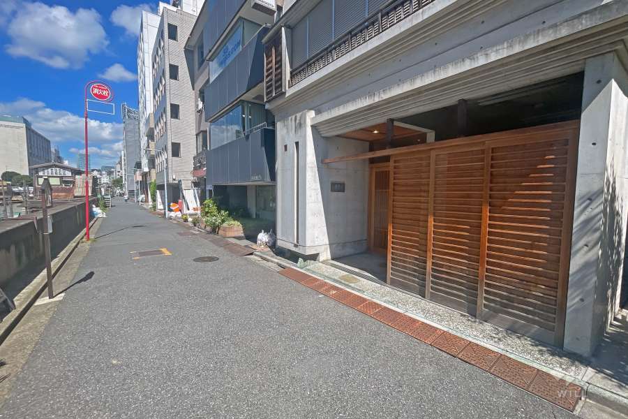 敷地の南側前面道路は神田川に面しています（東側から）。