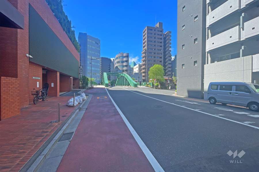 敷地の東側前面道路は柳橋大川端通りです（北側から）。