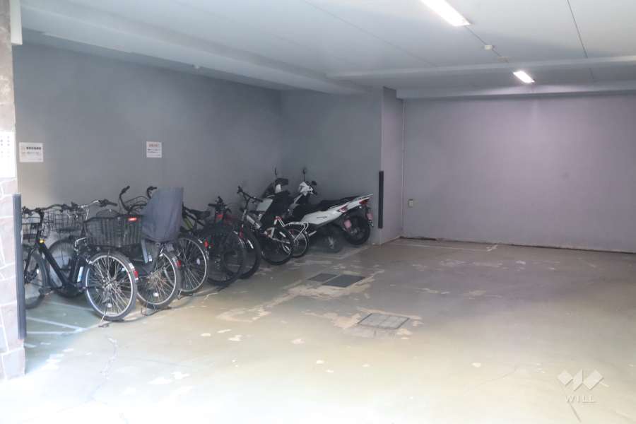 屋内に設けられた駐輪場とバイク置き場