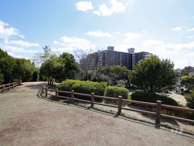 敷地北側にある『上の池公園』から見たサニードゥエル宝塚