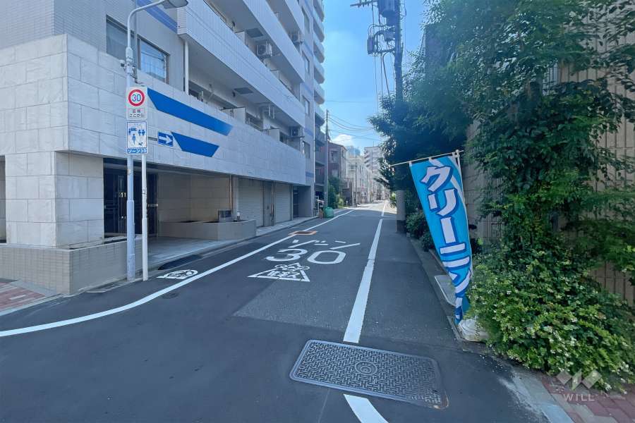 敷地西側の前面道路