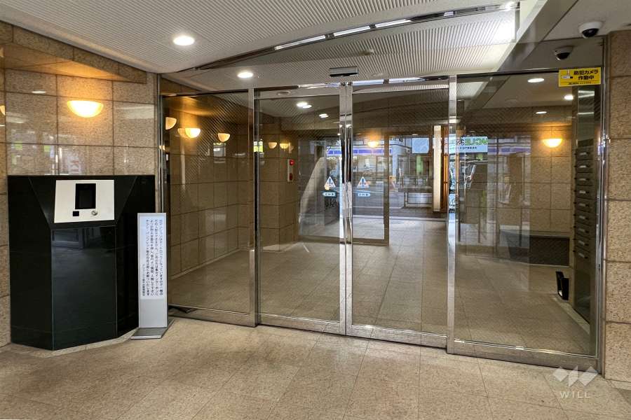 エントランスはオートロック付きです。
