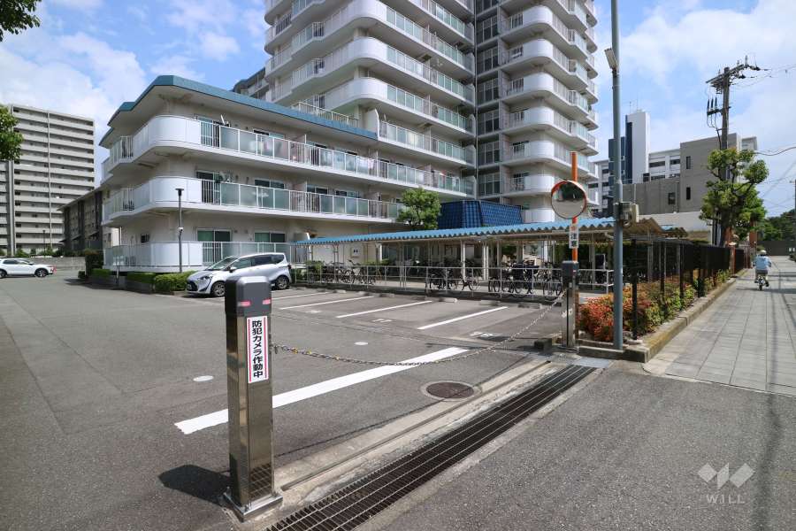駐車場の出入口（ロボットゲート付き）