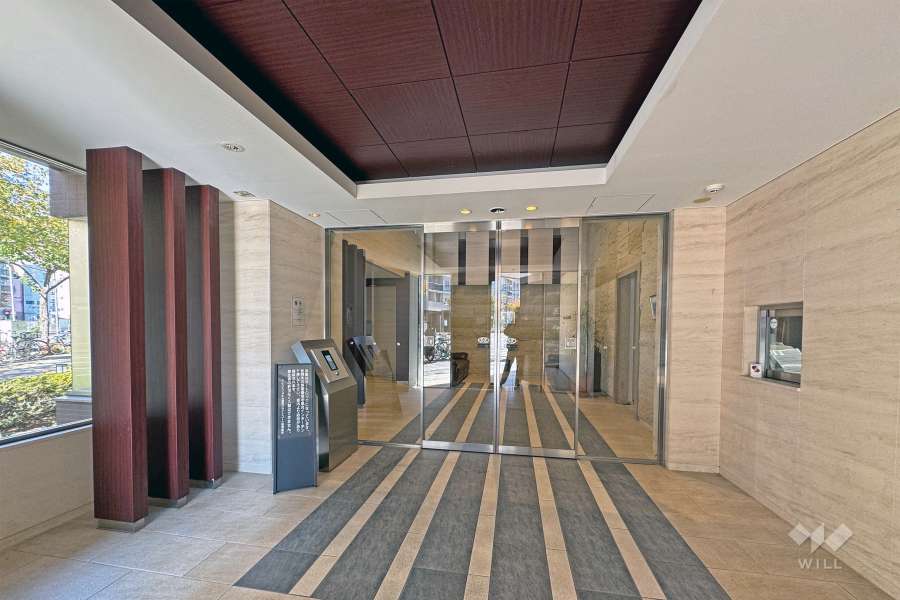 エントランスはオートロック付です。