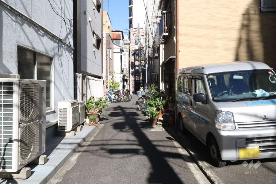 敷地東側の前面道路(南側から).