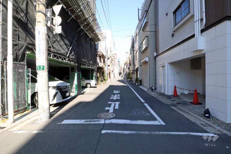 敷地西側の前面道路(南側から)