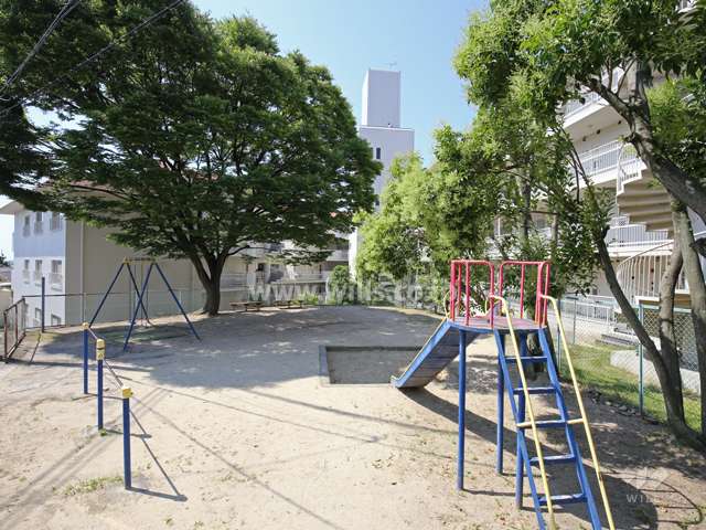 園内には遊具が設置され、子供の遊び場にピッタリです。