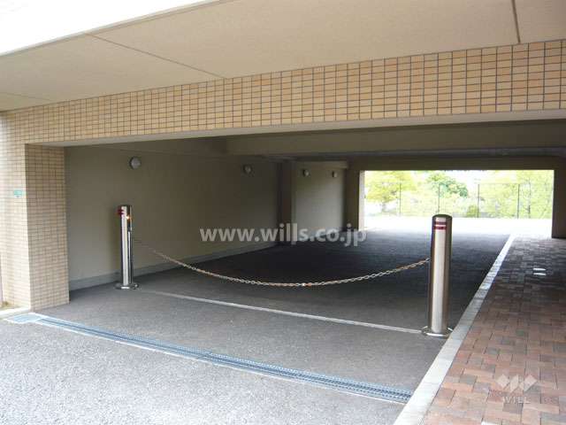 駐車場出入り口はロボットゲート付きです