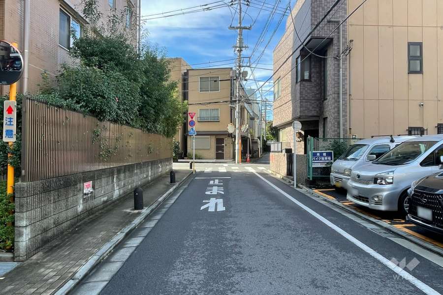 敷地の北側前面道路（東側から）