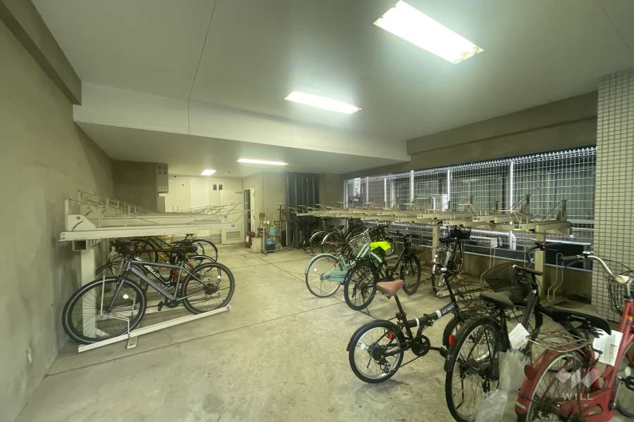 屋内に設けられた駐輪場